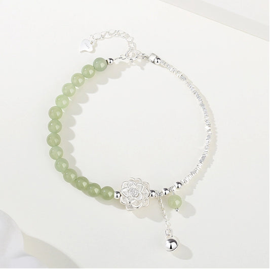 Bracelet de Lotus en Jade Oriental Trésor Naturel Hetian avec Cloche en Chaîne en Argent Sterling 999