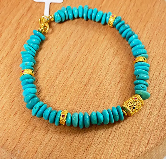 Pulsera delicada de turquesa azul natural con cuentas irregulares doradas y piedras preciosas.