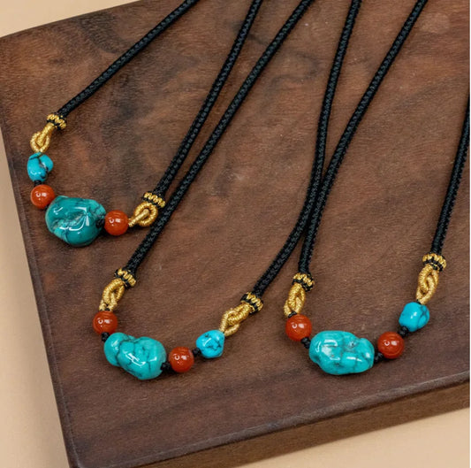 Collier de perles de turquoise naturelles de grande taille en style tibétain boho chic avec une corde noire - Trésor Oriental Sud-Ouest