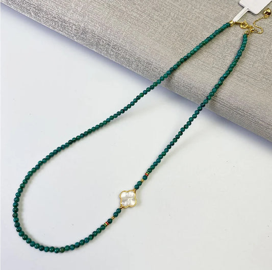 Bijou Oriental Trésor Délicat et Polyvalent Collier en Turquoise Blanche à Coquilles et Trèfle à Quatre Feuilles Haut de Gamme, 2mm de Turquoise, Cadeau pour Maman